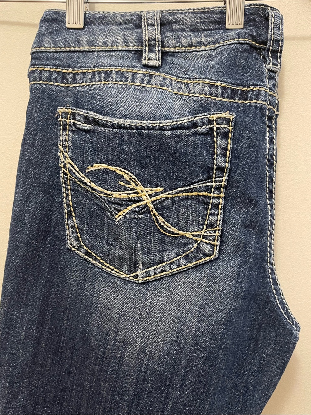 Silver Jeans Blue Capri Jeans with Contrast Stitching
